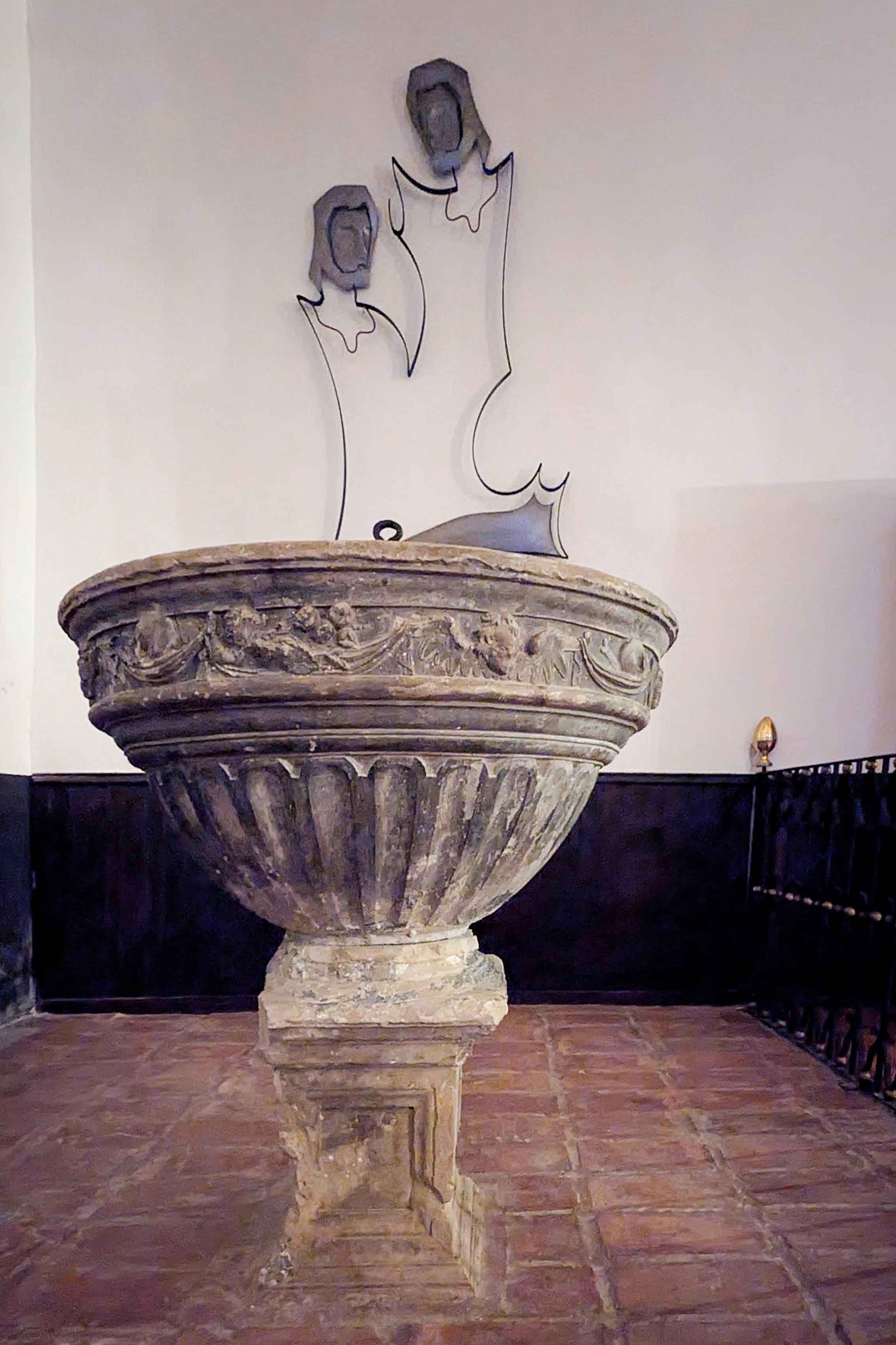 Pila bautismal(Escultura de Antonio García Perdizes)