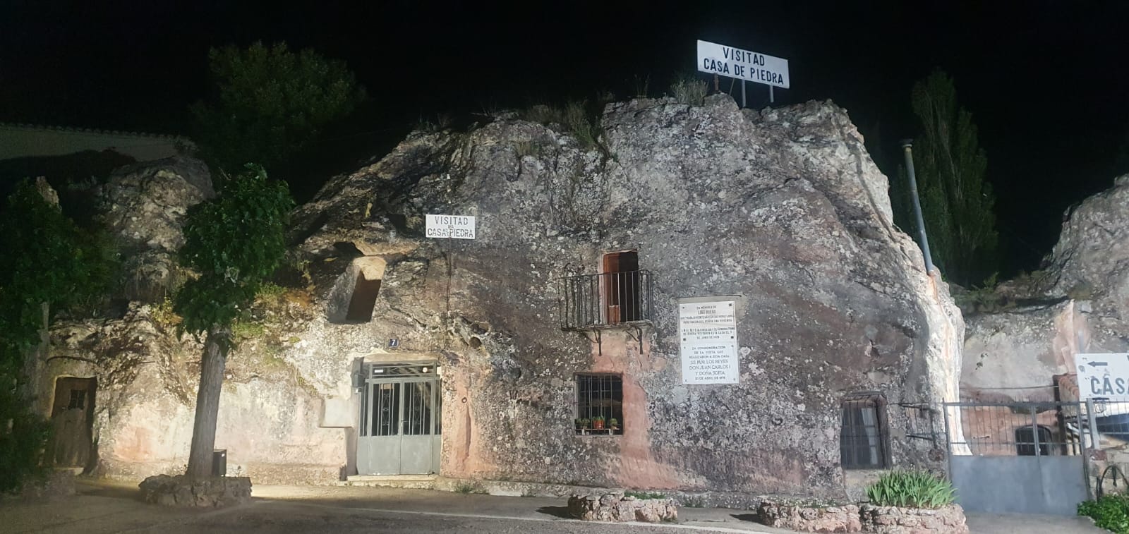 Casa de Piedra, vista nocturna